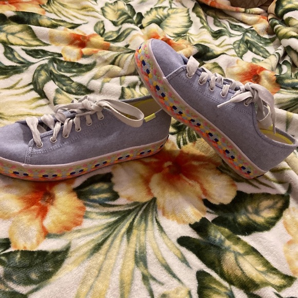 These are a lace up tennis shoes really good for dinners and lunches. - Picture 4 of 5